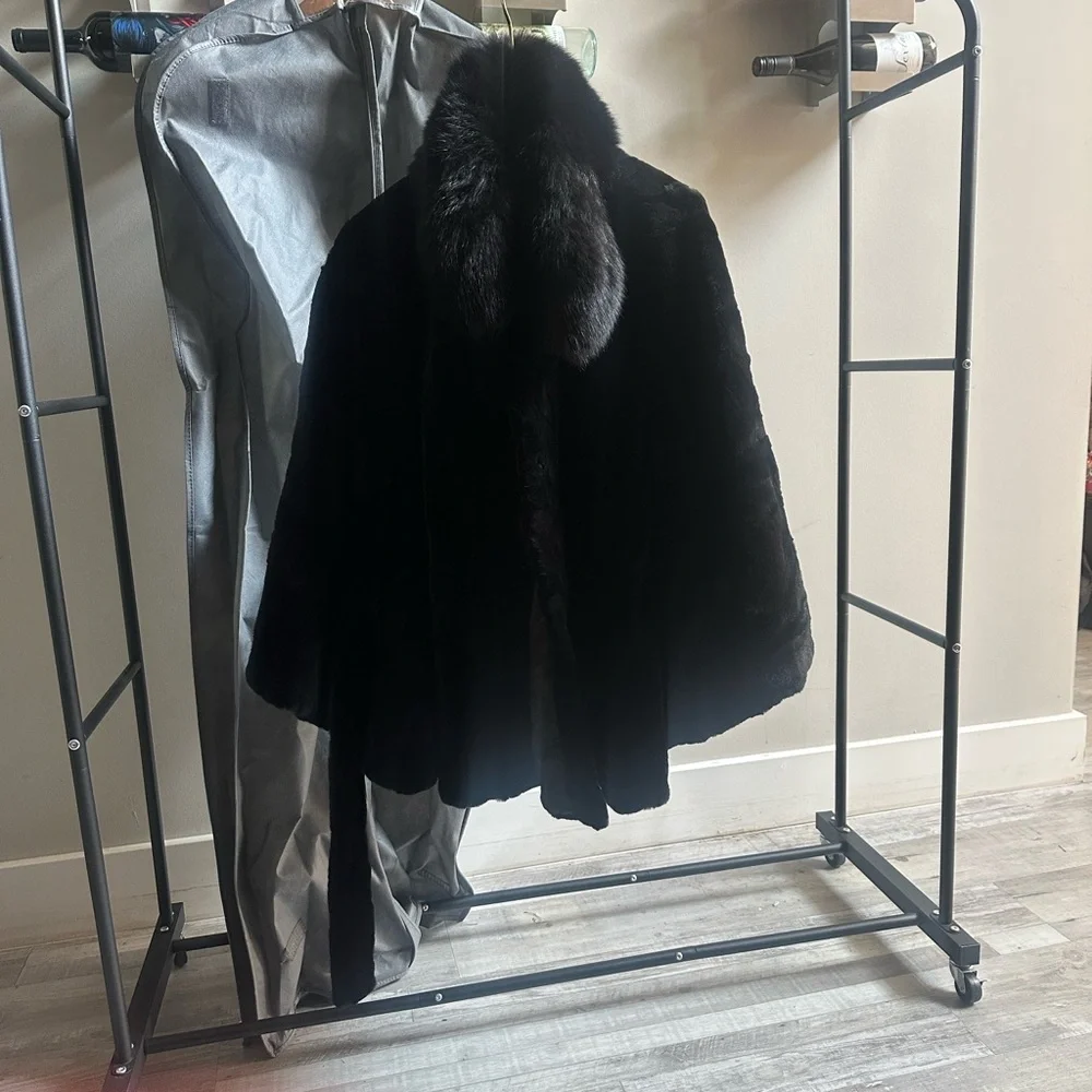 Elegant Black Faux Fur Cape - Picture 5 of 8